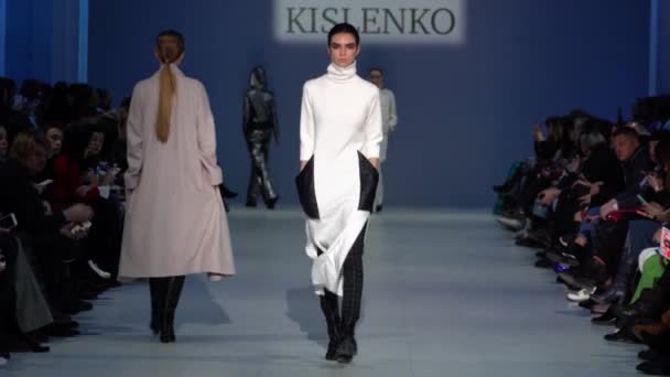 Modeshow. Het meisje is een model op de catwalk. — Stockvideo