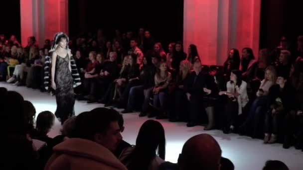 Modeshow. Het meisje is een model op de catwalk. — Stockvideo