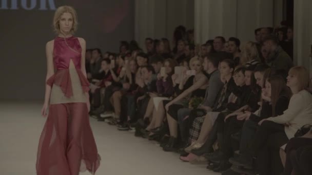 Desfile de moda. La chica es una modelo en la pasarela. — Vídeos de Stock