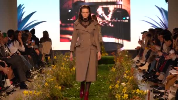 Défilé. La fille est mannequin sur le podium. — Video