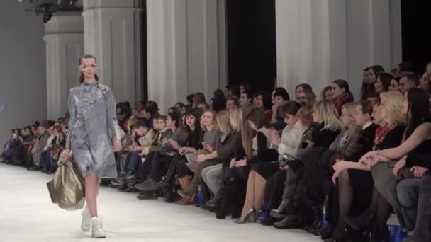 Fashion show. The girl is a model on the catwalk. — Stock Video