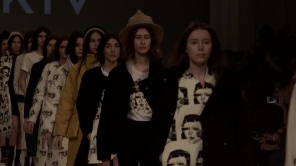 Desfile de moda. Grupo de modelos caminhando na passarela — Vídeo de Stock