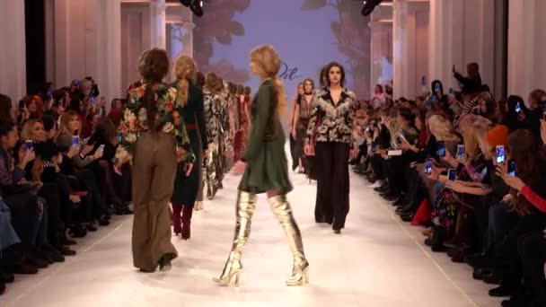Desfile de moda. Grupo de modelos caminando en la pasarela — Vídeos de Stock