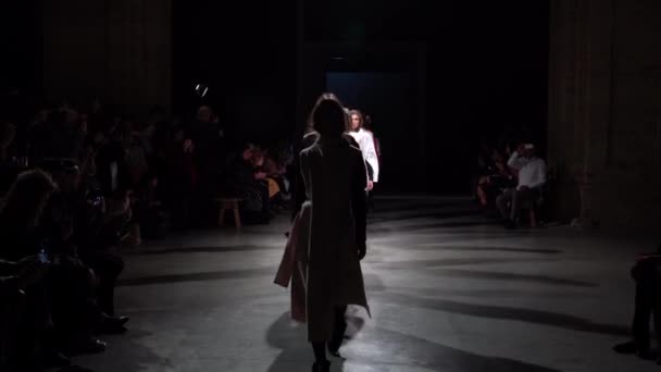 Fashion show. Sekelompok model berjalan di atas catwalk — Stok Video