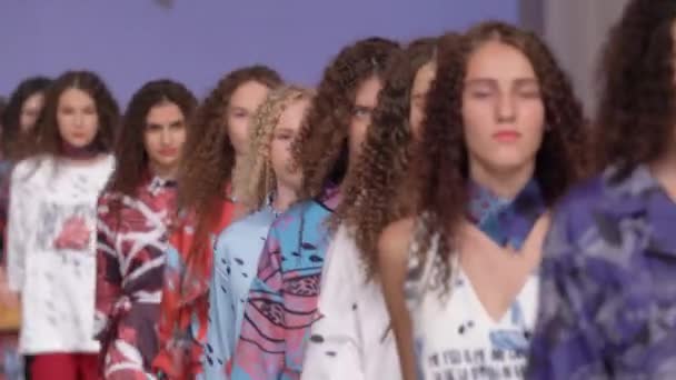 Fashion show. Group of models walking on the catwalk — Stock Video