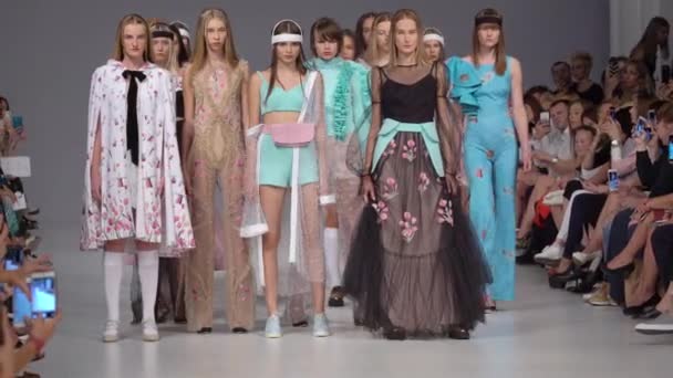 Modevisning. Grupp av modeller går på catwalken — Stockvideo