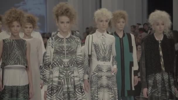 Modeshow. Groep van modellen wandelen op de catwalk — Stockvideo