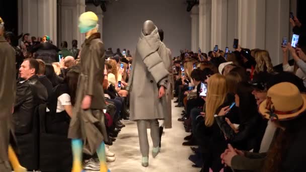 Modeshow. Groep van modellen wandelen op de catwalk — Stockvideo