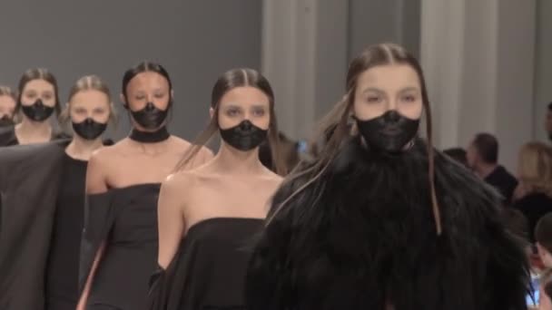 Επιδείξεις μόδας. Ομάδα μοντέλων που περπατούν στην πασαρέλα — Αρχείο Βίντεο