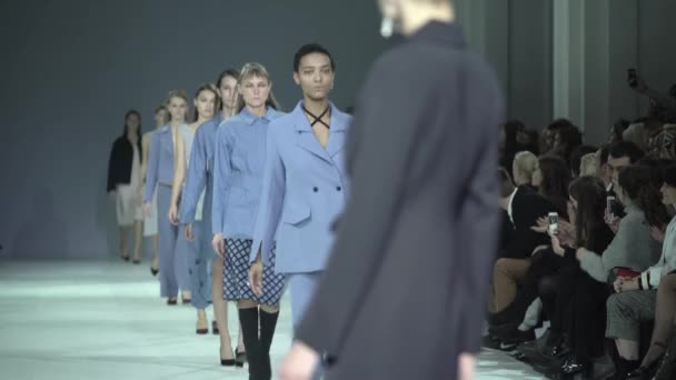 Desfile de moda. Grupo de modelos caminando en la pasarela — Vídeo de stock