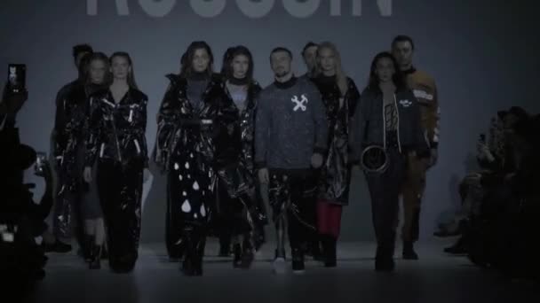 Modevisning. Grupp av modeller går på catwalken — Stockvideo