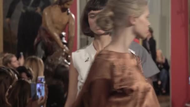 Desfile de moda. Grupo de modelos caminando en la pasarela — Vídeos de Stock