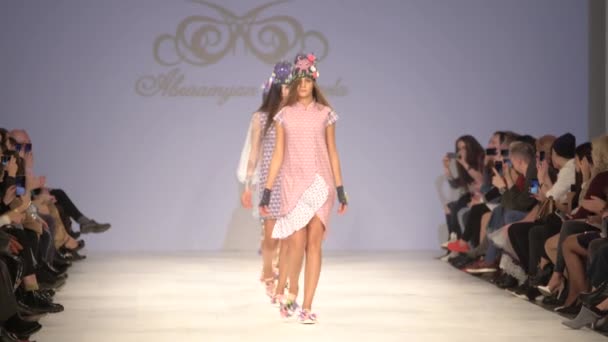 Modeshow. Groep van modellen wandelen op de catwalk — Stockvideo