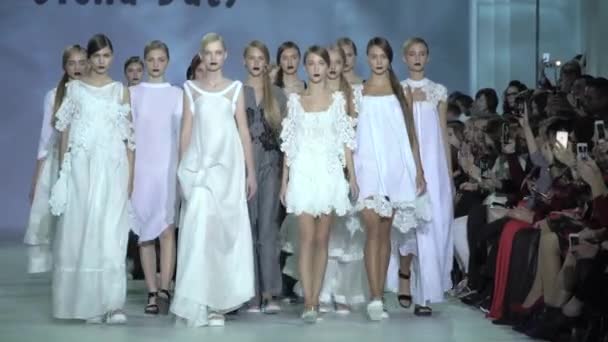 Desfile de moda. Grupo de modelos caminhando na passarela — Vídeo de Stock