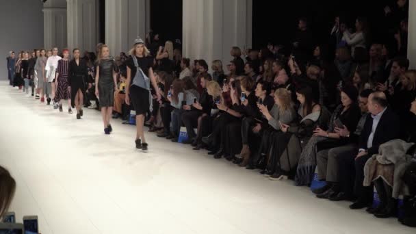Επιδείξεις μόδας. Ομάδα μοντέλων που περπατούν στην πασαρέλα — Αρχείο Βίντεο