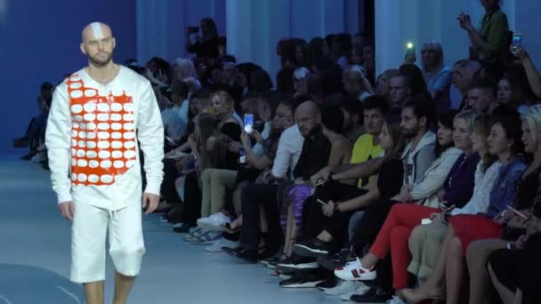 Fashion show. Male model walking on the catwalk — Stock Video