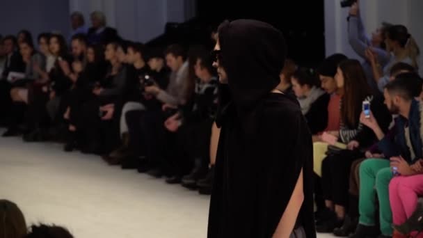 Fashion show. Model pria berjalan di atas catwalk — Stok Video