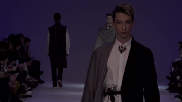 Fashion show. Male model walking on the catwalk — Stock Video