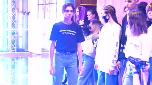 Modeshow. man model lopen op de catwalk — Stockvideo