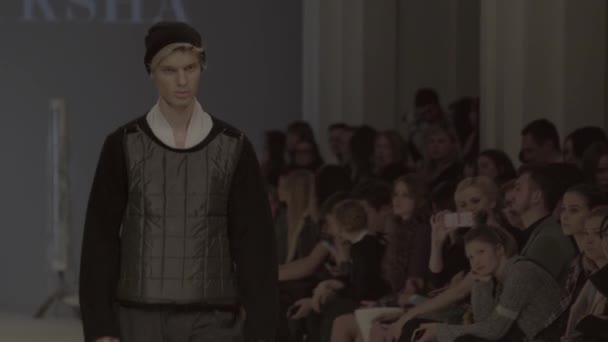 Fashion show. Male model walking on the catwalk — Stock Video