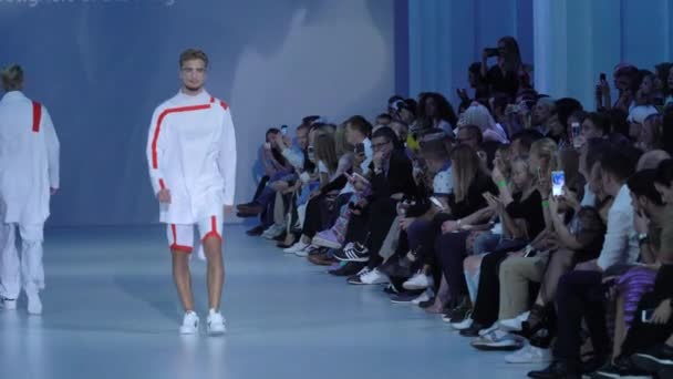 Fashion show. Male model walking on the catwalk — Stock Video