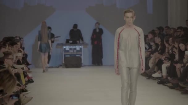 패션쇼. 산책로를 걷는 남성 모델 — 비디오