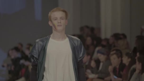 Modeshow. man model lopen op de catwalk — Stockvideo