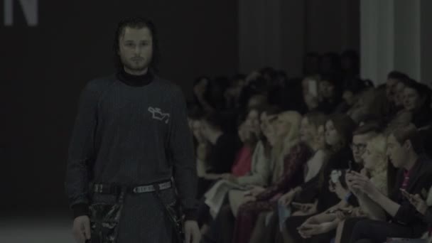 Επιδείξεις μόδας. Αρσενικό μοντέλο περπατώντας στην πασαρέλα — Αρχείο Βίντεο
