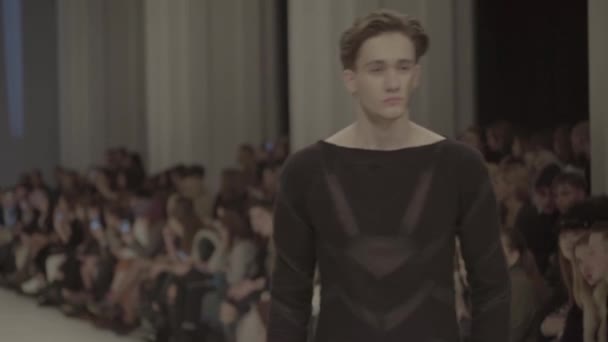 Desfile de moda. Modelo masculino andando na passarela — Vídeo de Stock