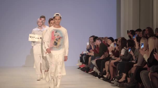 Fashion show. Male model walking on the catwalk — Stock Video