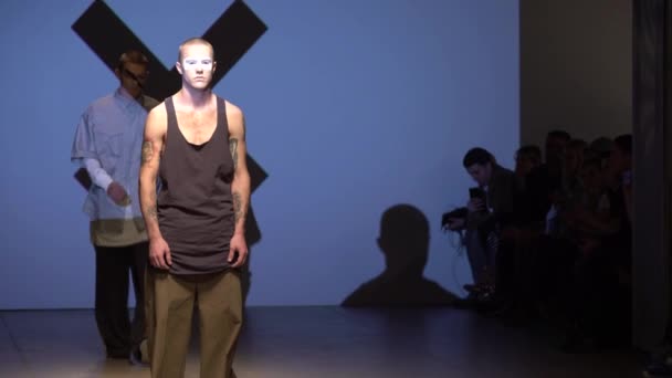 Fashion show. Male model walking on the catwalk — Stock Video