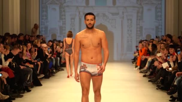 Fashion show. Male model walking on the catwalk — Stock Video