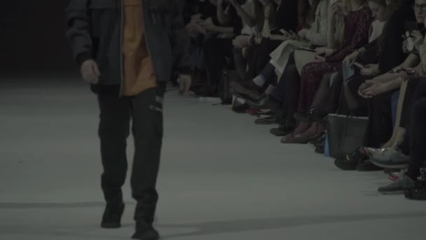 Fashion show. Male model walking on the catwalk — Stock Video