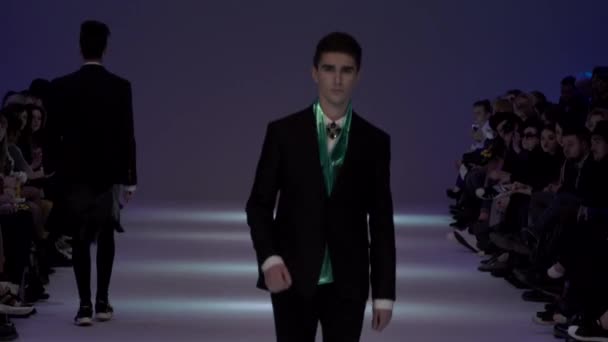 Desfile de moda. Modelo masculino caminando en la pasarela — Vídeos de Stock