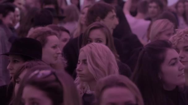 Une foule de personnes à l'événement avant le départ . — Video