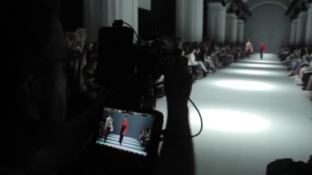 O trabalho do operador de câmara no desfile de moda. Imprensa. Mídia. Jornalismo. TV. Imagens de stock vídeo — Vídeo de Stock