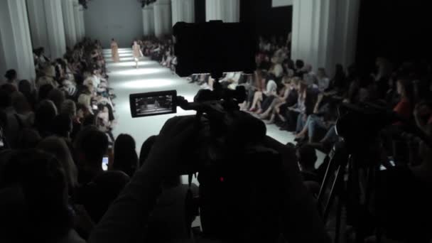 Het werk van de cameraman op de modeshow. Druk maar. De media. Journalistiek. Tv. Beelden van voorraden — Stockvideo