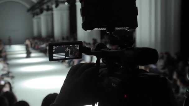 The work of the cameraman at the fashion show. Press. Media. Journalism. Tv. Stock video footage — Stock Video