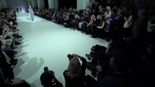 The work of the cameraman at the fashion show. Press. Media. Journalism. Tv. Stock video footage — ストック動画