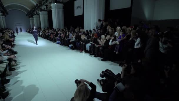 The work of the cameraman at the fashion show. Press. Media. Journalism. Tv. Stock video footage — ストック動画