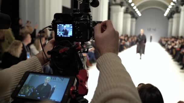 The work of the cameraman at the fashion show. Press. Media. Journalism. Tv. Stock video footage — Stock Video