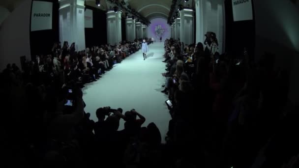 The work of the cameraman at the fashion show. Press. Media. Journalism. Tv. Stock video footage — Stock Video