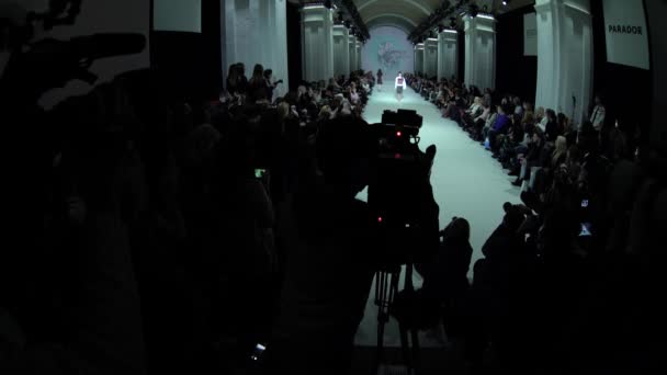 The work of the cameraman at the fashion show. Press. Media. Journalism. Tv. Stock video footage — ストック動画