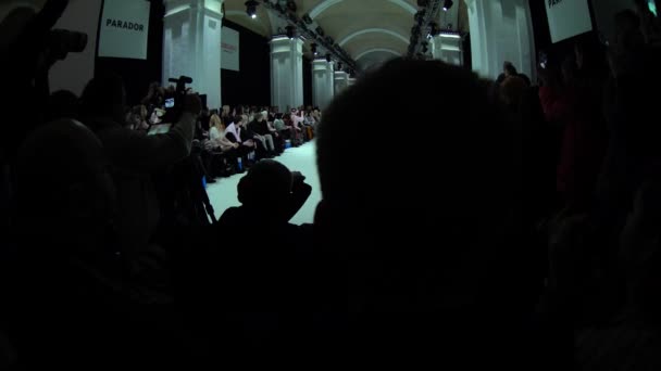 The work of the cameraman at the fashion show. Press. Media. Journalism. Tv. Stock video footage — ストック動画