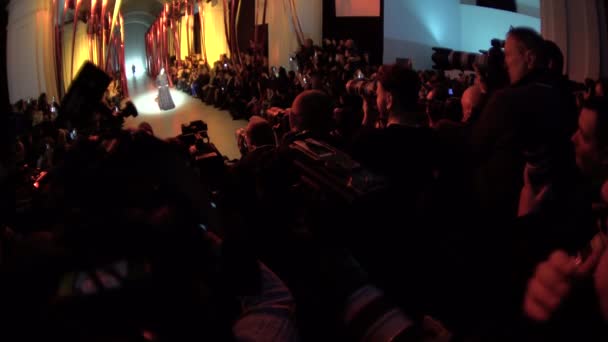 El trabajo del camarógrafo en el desfile de moda. Prensa. Medios. Periodismo. Televisión. Imágenes de vídeo en stock — Vídeos de Stock