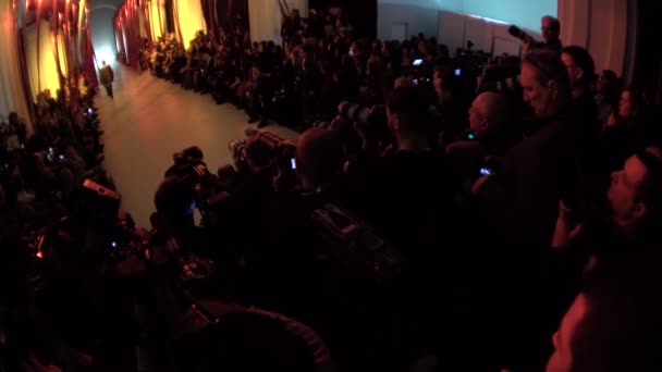 Het werk van de cameraman op de modeshow. Druk maar. De media. Journalistiek. Tv. Beelden van voorraden — Stockvideo