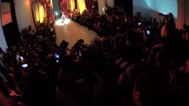 The work of the cameraman at the fashion show. Press. Media. Journalism. Tv. Stock video footage — ストック動画