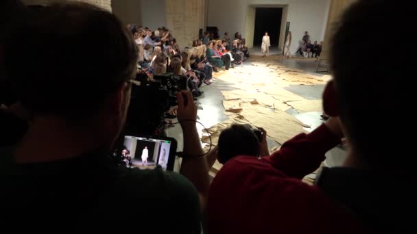 El trabajo del camarógrafo en el desfile de moda. Prensa. Medios. Periodismo. Televisión. Imágenes de vídeo en stock — Vídeos de Stock