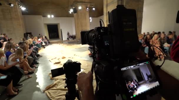 The work of the cameraman at the fashion show. Press. Media. Journalism. Tv. Stock video footage — ストック動画