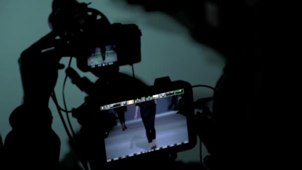 งานของช่างกล้องที่งานแฟชั่นโชว์ กดเลย สื่อ วารสารศาสตร์ ทีวี ภาพวิดีโอสต็อก — วีดีโอสต็อก